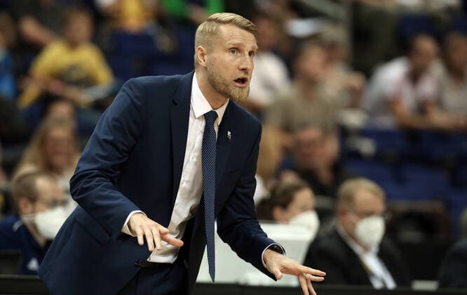 Trainer Tuomas Iisalo Aktion Oberkoerper Oberkörper Basketball BBL Pokal Achtelfinale Bundesliga Herren Saison 2021 2022 03.10.2021 ALBA Berlin vs. Telekom Baskets Bonn