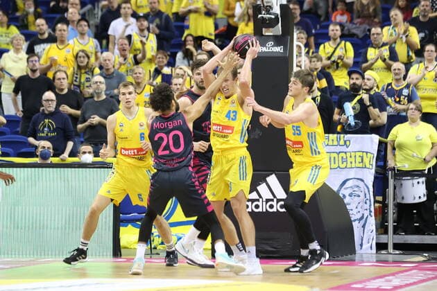 DEU, GER, Pokal, ALBA vs. Bonn, 02.10.2021, Mercedes-Benz-Arena, Berlin, DEU, GER, Pokal, ALBA vs. Bonn, im Bild Luke Sikma (ALBA Berlin 43), Malte Delow (ALBA Berlin 6), Lammers (ALBA Berlin 55), Jeremy Morgan(Telekom Baskets Bonn 20)