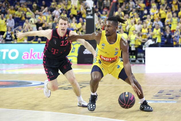 DEU, GER, Pokal, ALBA vs. Bonn, 02.10.2021, Mercedes-Benz-Arena, Berlin, DEU, GER, Pokal, ALBA vs. Bonn, im Bild Jaleen Smith (ALBA Berlin 3), Skyler Bowlin (Telekom Baskets Bonn 12)