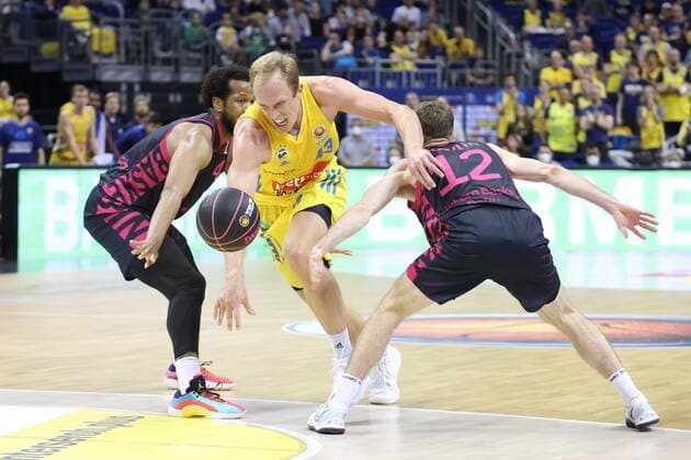 DEU, GER, Pokal, ALBA vs. Bonn, 02.10.2021, Mercedes-Benz-Arena, Berlin, DEU, GER, Pokal, ALBA vs. Bonn, im Bild Luke Sikma (ALBA Berlin 43), Justin Gorham (Telekom Baskets Bonn 4), Skyler Bowlin (Telekom Baskets Bonn 12)
