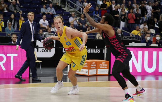 Luke Sikma, -b44- Aktion Spielszene Zweikampf Basketball BBL Pokal Achtelfinale Bundesliga Herren Saison 2021 2022 03.10.2021 ALBA Berlin vs. Telekom Baskets Bonn