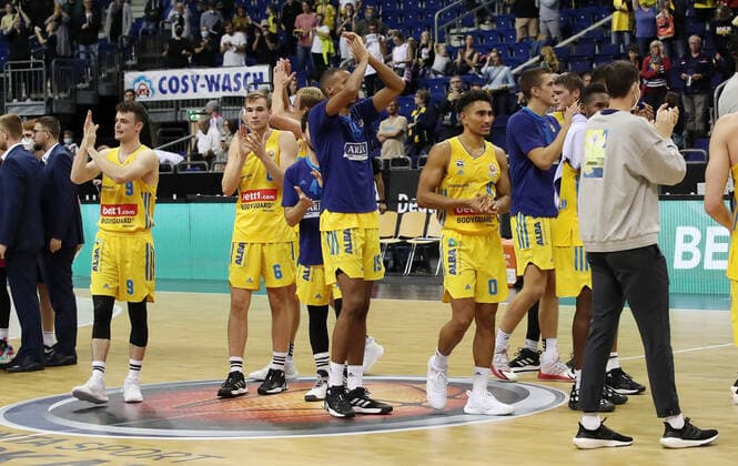 Alba Mannschaft feiert Sieg jubelnd Freude Emotion Jubel nach Spielende Basketball BBL Pokal Achtelfinale Bundesliga Herren Saison 2021 2022 03.10.2021 ALBA Berlin vs. Telekom Baskets Bonn