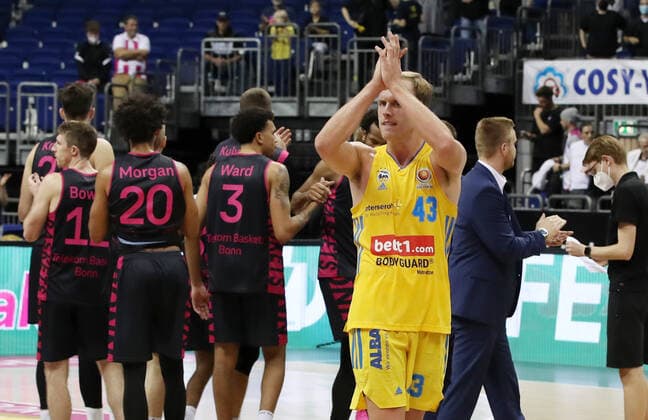 Luke Sikma, Alba feiert Sieg jubelnd Freude Emotion Jubel nach Spielende Basketball BBL Pokal Achtelfinale Bundesliga Herren Saison 2021 2022 03.10.2021 ALBA Berlin vs. Telekom Baskets Bonn