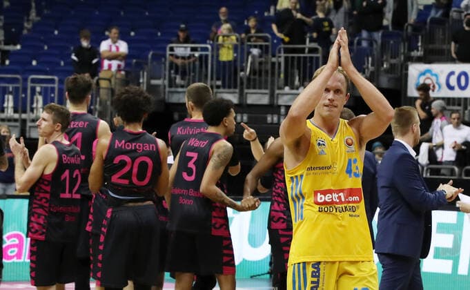 Luke Sikma, Alba feiert Sieg jubelnd Freude Emotion Jubel nach Spielende Basketball BBL Pokal Achtelfinale Bundesliga Herren Saison 2021 2022 03.10.2021 ALBA Berlin vs. Telekom Baskets Bonn