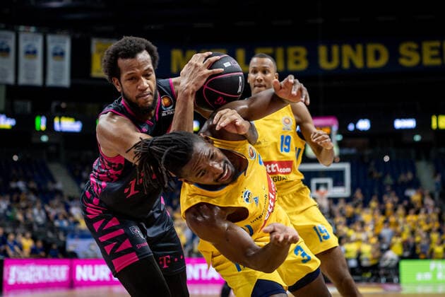 Basketball Berlin 03.10.2021 Saison 2021 2022 MagentaSport BBL Pokal Achtelfinale Alba Berlin - Telekom Baskets Bonn Jaleen Smith (Alba Berlin, No.03) Justin Gorham (Bonn, No.04)