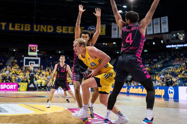 Basketball Berlin 03.10.2021 Saison 2021 2022 MagentaSport BBL Pokal Achtelfinale Alba Berlin - Telekom Baskets Bonn Luke Sikma (Alba Berlin, No.43) Justin Gorham (Bonn, No.04) Jeremy Morgan (Bonn, No.20)