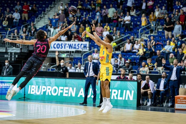 Basketball Berlin 03.10.2021 Saison 2021 2022 MagentaSport BBL Pokal Achtelfinale Alba Berlin - Telekom Baskets Bonn Maodo Lo (Alba Berlin, No.00) Jeremy Morgan (Bonn, No.20)