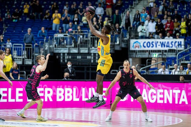 Basketball Berlin 03.10.2021 Saison 2021 2022 MagentaSport BBL Pokal Achtelfinale Alba Berlin - Telekom Baskets Bonn Jaleen Smith (Alba Berlin, No.03) Karsten Tadda (Bonn, No.09) Skyler Bowlin (Bonn, No.12)