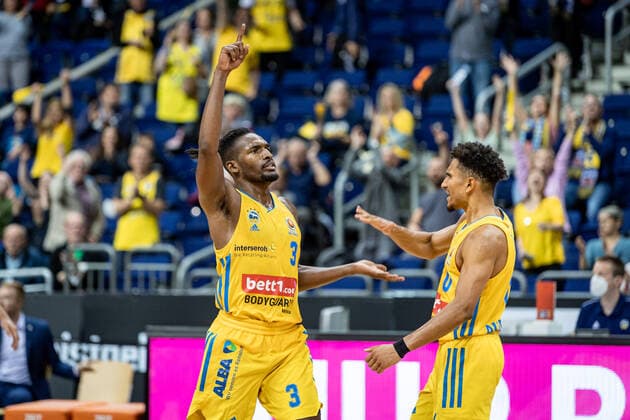 Basketball Berlin 03.10.2021 Saison 2021 2022 MagentaSport BBL Pokal Achtelfinale Alba Berlin - Telekom Baskets Bonn Jubel Jaleen Smith (Alba Berlin, No.03) Maodo Lo (Alba Berlin, No.00)