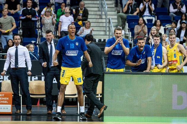 Basketball Berlin 03.10.2021 Saison 2021 2022 MagentaSport BBL Pokal Achtelfinale Alba Berlin - Telekom Baskets Bonn Jubel Louis Olinde (Alba Berlin, No.19) Tim Schneider (Alba Berlin, No.10) Oscar Da Silva (Alba Berlin, No.01) Jonas Mattisseck (Alba Berlin, No.09) Malte Delow (Alba Berlin, No.06) und andere
