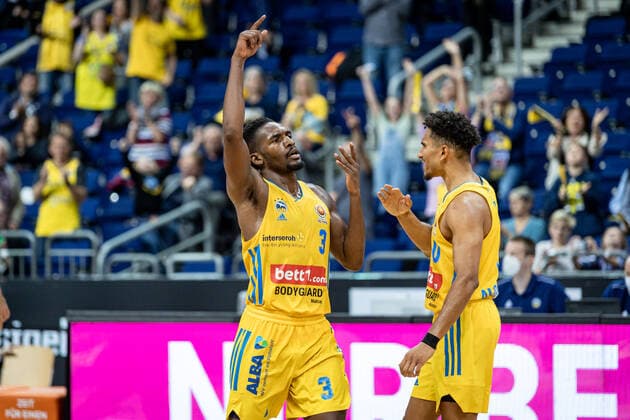 Basketball Berlin 03.10.2021 Saison 2021 2022 MagentaSport BBL Pokal Achtelfinale Alba Berlin - Telekom Baskets Bonn Jubel Jaleen Smith (Alba Berlin, No.03) Maodo Lo (Alba Berlin, No.00)