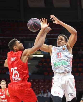Kenneth OGBE ( 25, BA) vs Bayerns 21 Augustine RUBIT Basketball, Bayern - Bamberg, BBL-Pokal, Achtelfinale, Saison 2021-2022, am 3.10.2021 in Muenchen, A U D I D O M E, Deutschland. Quelle Copyright Credit : Oryk HAIST