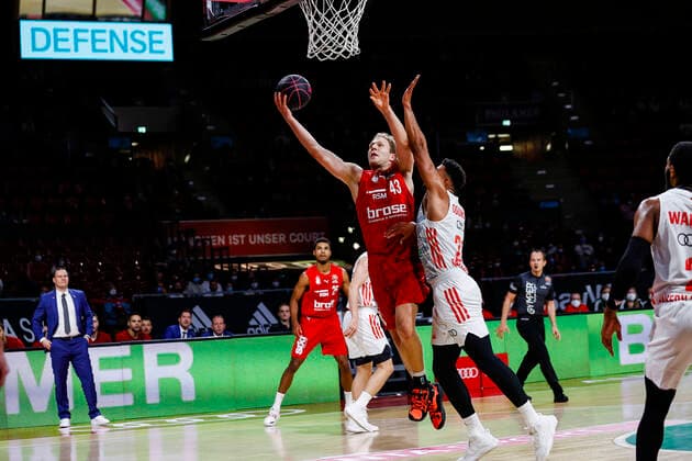 links Christian Sengfelder (Brose Bamberg, 43) rechts Marvin Ogunsipe (Bayern München, 26) Pokal-Halbfinale FC Bayern München - Brose Bamberg - - easyCredit-BBL - magentaSPORT BBL Pokal - Basketball Saison 2021 22 - 03.10.2020 Audi Dome Foto: Daniel Löb . . Copyright: DanielxLöb