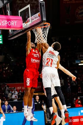 links Kenneth Ogbe (Brose Bamberg, 25) rechts Augustine Rubit (Bayern München, 21) Pokal-Halbfinale FC Bayern München - Brose Bamberg - - easyCredit-BBL - magentaSPORT BBL Pokal - Basketball Saison 2021 22 - 03.10.2020 Audi Dome Foto: Daniel Löb . . Copyright: DanielxLöb