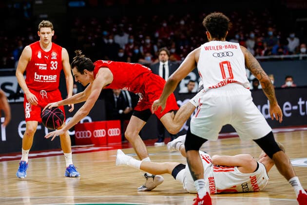 links Omar Prewitt (Brose Bamberg, 04) rechts unten Ognjen Jaramaz (Bayern München, 10) Pokal-Halbfinale FC Bayern München - Brose Bamberg - - easyCredit-BBL - magentaSPORT BBL Pokal - Basketball Saison 2021 22 - 03.10.2020 Audi Dome Foto: Daniel Löb author. Copyright: DanielxLöb