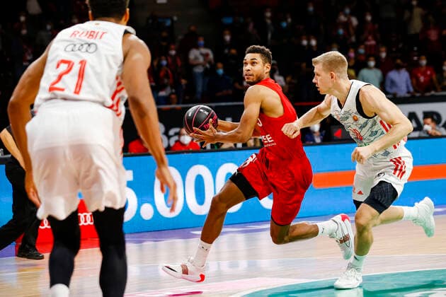 links Kenneth Ogbe (Brose Bamberg, 25) rechts Ognjen Jaramaz (Bayern München, 10) Pokal-Halbfinale FC Bayern München - Brose Bamberg - - easyCredit-BBL - magentaSPORT BBL Pokal - Basketball Saison 2021 22 - 03.10.2020 Audi Dome Foto: Daniel Löb author. Copyright: DanielxLöb