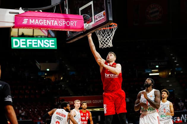 Mitte Martinas Geben (Brose Bamberg, 22) rechts Othello Hunter (Bayern München, 08) links Corey Walden (Bayern München, 02) Pokal-Halbfinale FC Bayern München - Brose Bamberg - - easyCredit-BBL - magentaSPORT BBL Pokal - Basketball Saison 2021 22 - 03.10.2020 Audi Dome Foto: Daniel Löb author. Copyright: DanielxLöb