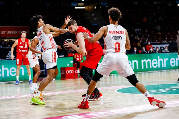 Mitte Martinas Geben (Brose Bamberg, 22) rechts Nick Weiler-Babb (Bayern München, 00) links Jason George (Bayern München, 12) Pokal-Halbfinale FC Bayern München - Brose Bamberg - - easyCredit-BBL - magentaSPORT BBL Pokal - Basketball Saison 2021 22 - 03.10.2020 Audi Dome Foto: Daniel Löb author. Copyright: DanielxLöb