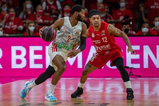 Corey Walden 2 (FC Bayern), Justin Robinson 12 (Brose Bamberg), FC Bayern Basketball vs. Brose Bamberg, easyCredit BBL, 03.10.2021 Muenchen Bayern Deutschland