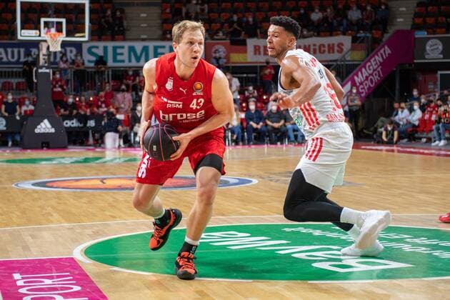 Christian Sengfelder 43 (Brose Bamberg), Marvin Ogunsipe 26 (FC Bayern), FC Bayern Basketball vs. Brose Bamberg, easyCredit BBL, 03.10.2021 Muenchen Bayern Deutschland