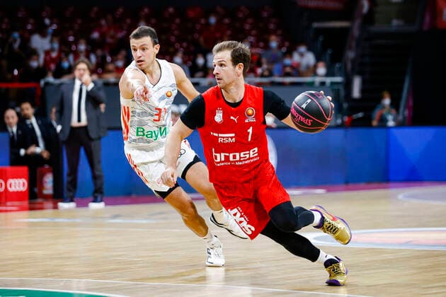 rechts Frankie Ferrari (Brose Bamberg, 01) links Zan Sisko (Bayern München, 31) Pokal-Halbfinale FC Bayern München - Brose Bamberg - - easyCredit-BBL - magentaSPORT BBL Pokal - Basketball Saison 2021 22 - 03.10.2020 Audi Dome Foto: Daniel Löb author. Copyright: DanielxLöb