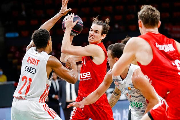 Mitte Omar Prewitt (Brose Bamberg, 04) links Augustine Rubit (Bayern München, 21) Pokal-Halbfinale FC Bayern München - Brose Bamberg - - easyCredit-BBL - magentaSPORT BBL Pokal - Basketball Saison 2021 22 - 03.10.2020 Audi Dome Foto: Daniel Löb author. Copyright: DanielxLöb