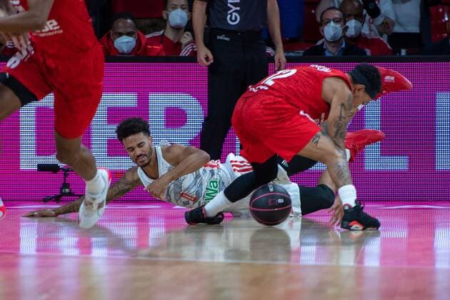 Nick Weiler-Babb 0 (FC Bayern), Justin Robinson 12 (Brose Bamberg), FC Bayern Basketball vs. Brose Bamberg, easyCredit BBL, 03.10.2021 Muenchen Bayern Deutschland