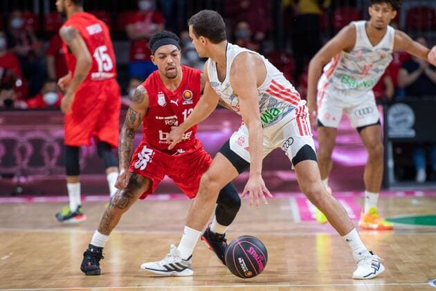 Justin Robinson 12 (Brose Bamberg), Zan Mark Sisko 31 (FC Bayern), FC Bayern Basketball vs. Brose Bamberg, easyCredit BBL, 03.10.2021 Muenchen Bayern Deutschland