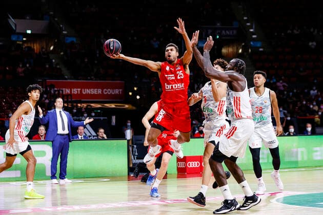 links Kenneth Ogbe (Brose Bamberg, 25) rechts Othello Hunter (Bayern München, 08) rechts Augustine Rubit (Bayern München, 21) Pokal-Halbfinale FC Bayern München - Brose Bamberg - - easyCredit-BBL - magentaSPORT BBL Pokal - Basketball Saison 2021 22 - 03.10.2020 Audi Dome Foto: Daniel Löb author. Copyright: DanielxLöb