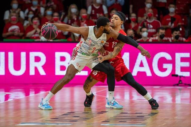 Corey Walden 2 (FC Bayern), Justin Robinson 12 (Brose Bamberg), FC Bayern Basketball vs. Brose Bamberg, easyCredit BBL, 03.10.2021 Muenchen Bayern Deutschland