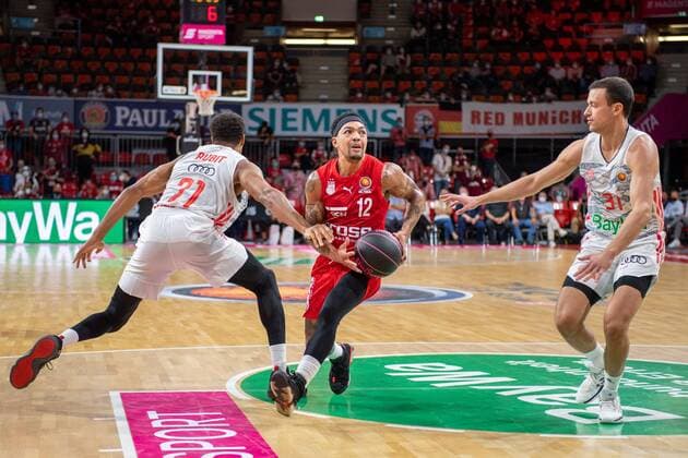 Augustine Rubit 21 (FC Bayern), Justin Robinson 12 (Brose Bamberg), Zan Mark Sisko 31 (FC Bayern), FC Bayern Basketball vs. Brose Bamberg, easyCredit BBL, 03.10.2021 Muenchen Bayern Deutschland