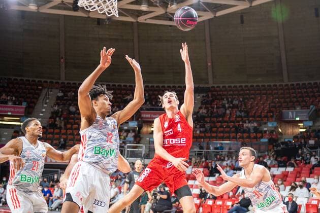 Jason George 12 (FC Bayern), Omar Prewitt 4 (Brose Bamberg), Zan Mark Sisko 31 (FC Bayern), FC Bayern Basketball vs. Brose Bamberg, easyCredit BBL, 03.10.2021 Muenchen Bayern Deutschland