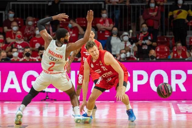 Corey Walden 2 (FC Bayern), Patrick Heckmann 33 (Brose Bamberg), FC Bayern Basketball vs. Brose Bamberg, easyCredit BBL, 03.10.2021 Muenchen Bayern Deutschland