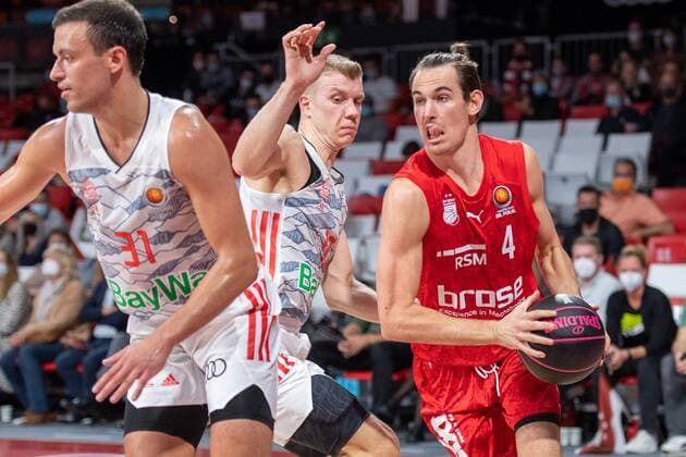Zan Mark Sisko 31 (FC Bayern), Ognjen Jaramaz 10 (FC Bayern), Omar Prewitt 4 (Brose Bamberg), FC Bayern Basketball vs. Brose Bamberg, easyCredit BBL, 03.10.2021 Muenchen Bayern Deutschland