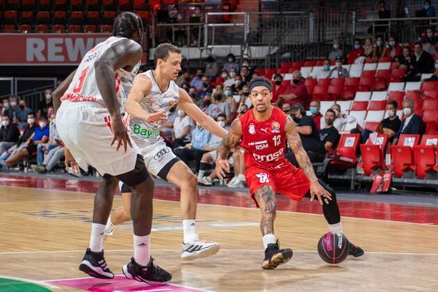 Othello Hunter 8 (FC Bayern), Zan Mark Sisko 31 (FC Bayern), Justin Robinson 12 (Brose Bamberg), FC Bayern Basketball vs. Brose Bamberg, easyCredit BBL, 03.10.2021 Muenchen Bayern Deutschland