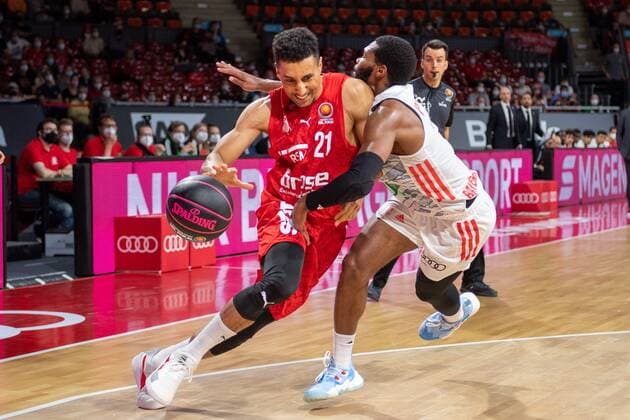 Joel Aminu 21 (Brose Bamberg), Corey Walden 2 (FC Bayern), FC Bayern Basketball vs. Brose Bamberg, easyCredit BBL, 03.10.2021 Muenchen Bayern Deutschland