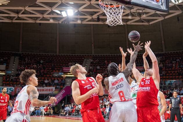 Christian Sengfelder 43 (Brose Bamberg), Othello Hunter 8 (FC Bayern), Martinas Geben 22 (Brose Bamberg), FC Bayern Basketball vs. Brose Bamberg, easyCredit BBL, 03.10.2021 Muenchen Bayern Deutschland
