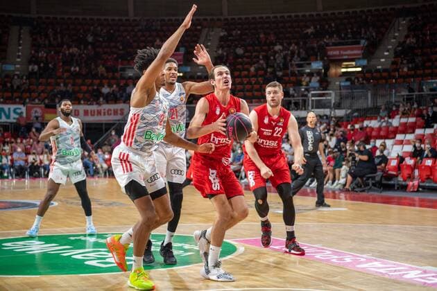 Jason George 12 (FC Bayern), Omar Prewitt 4 (Brose Bamberg), Martinas Geben 22 (Brose Bamberg), FC Bayern Basketball vs. Brose Bamberg, easyCredit BBL, 03.10.2021 Muenchen Bayern Deutschland