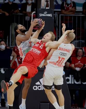 In Bedraengnis . . . Bambergs 43 SENGFELDER zwischen Bayerns 2 Corey WALDEN und Bayerns 10 Ognien JARAMAZ. Basketball, Bayern - Bamberg, BBL-Pokal, Achtelfinale, Saison 2021-2022, am 3.10.2021 in Muenchen, A U D I D O M E, Deutschland. Quelle Copyright Credit : Oryk HAIST