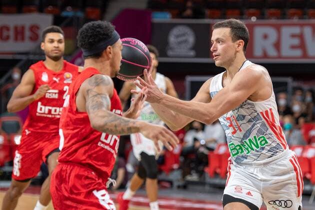 Justin Robinson 12 (Brose Bamberg), Zan Mark Sisko 31 (FC Bayern), FC Bayern Basketball vs. Brose Bamberg, easyCredit BBL, 03.10.2021 Muenchen Bayern Deutschland