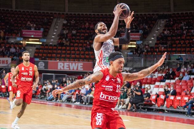 Corey Walden 2 (FC Bayern), Justin Robinson 12 (Brose Bamberg), FC Bayern Basketball vs. Brose Bamberg, easyCredit BBL, 03.10.2021 Muenchen Bayern Deutschland