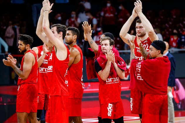 Enttäuschung bei Bamberg: vlnr Marvin Omuvwie (Brose Bamberg, 11) Omar Prewitt (Brose Bamberg, 04) Kenneth Ogbe (Brose Bamberg, 25) Frankie Ferrari (Brose Bamberg, 01) Martinas Geben (Brose Bamberg, 22) Justin Robinson (Brose Bamberg, 12) Pokal-Halbfinale FC Bayern München - Brose Bamberg - - easyCredit-BBL - magentaSPORT BBL Pokal - Basketball Saison 2021 22 - 03.10.2020 Audi Dome author. Copyright: DanielxLöb