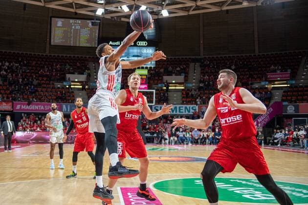 Augustine Rubit 21 (FC Bayern), Martinas Geben 22 (Brose Bamberg), FC Bayern Basketball vs. Brose Bamberg, easyCredit BBL, 03.10.2021 Muenchen Bayern Deutschland