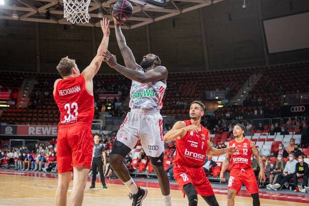 Patrick Heckmann 33 (Brose Bamberg), Othello Hunter 8 (FC Bayern), FC Bayern Basketball vs. Brose Bamberg, easyCredit BBL, 03.10.2021 Muenchen Bayern Deutschland