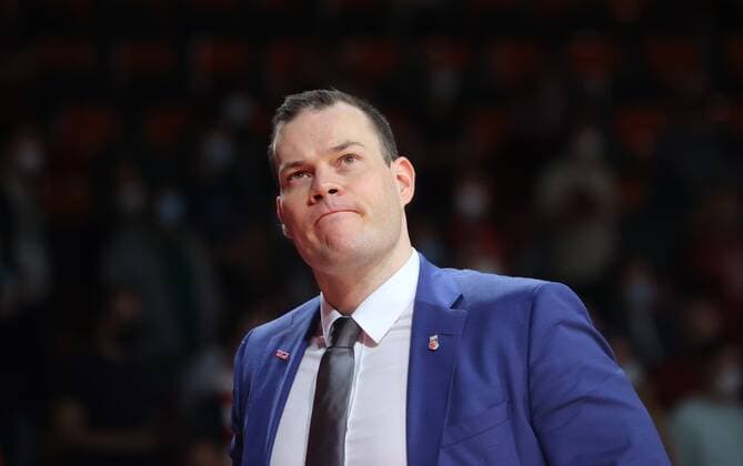 Skepsis . . . Bambergs Trainer Johan ROIJAKKERS. Basketball, Bayern - Bamberg, BBL-Pokal, Achtelfinale, Saison 2021-2022, am 3.10.2021 in Muenchen, A U D I D O M E, Deutschland. Quelle Copyright Credit : Oryk HAIST