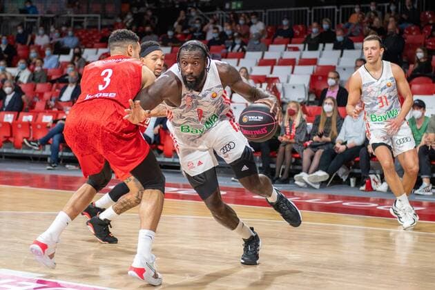 Dominic Lockhart 3 (Brose Bamberg), Othello Hunter 8 (FC Bayern), FC Bayern Basketball vs. Brose Bamberg, easyCredit BBL, 03.10.2021 Muenchen Bayern Deutschland