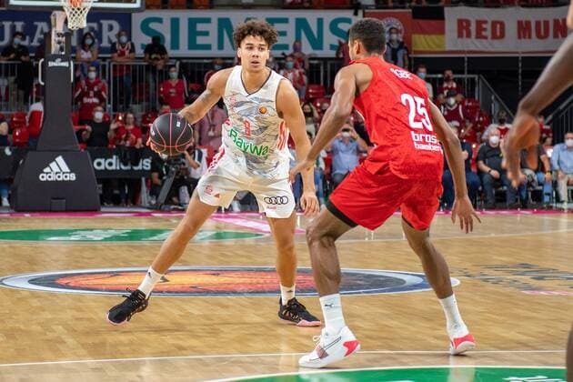 Joshua Obiesie 9 (FC Bayern), Kenneth Ogbe 25 (Brose Bamberg), FC Bayern Basketball vs. Brose Bamberg, easyCredit BBL, 03.10.2021 Muenchen Bayern Deutschland