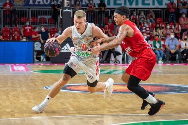 Ognjen Jaramaz 10 (FC Bayern), Justin Robinson 12 (Brose Bamberg), FC Bayern Basketball vs. Brose Bamberg, easyCredit BBL, 03.10.2021 Muenchen Bayern Deutschland