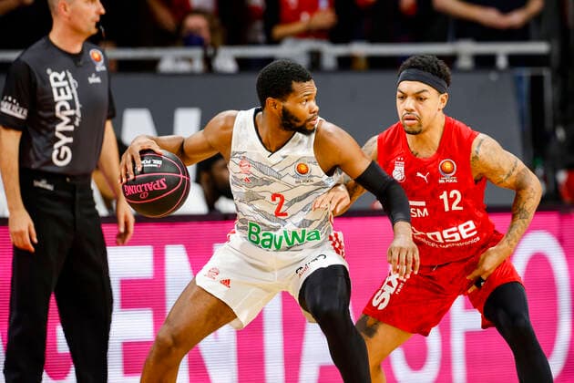 links Corey Walden (Bayern München, 02) rechts Justin Robinson (Brose Bamberg, 12) Pokal-Halbfinale FC Bayern München - Brose Bamberg - - easyCredit-BBL - magentaSPORT BBL Pokal - Basketball Saison 2021 22 - 03.10.2020 Audi Dome author. Copyright: DanielxLöb