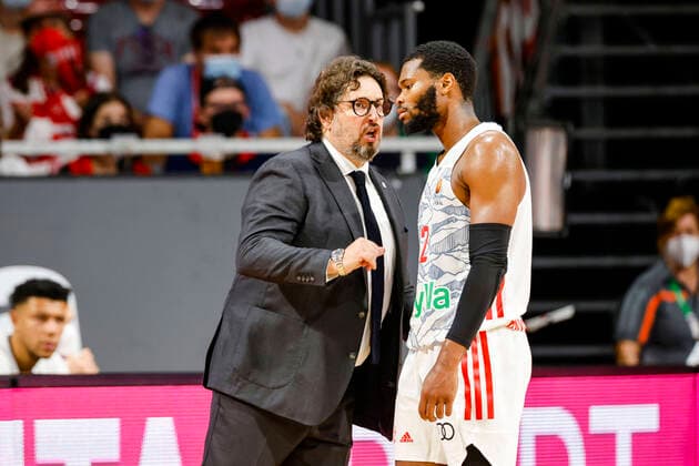 links Headcoach Cheftrainer Andrea Trinchieri (Bayern München) rechts Corey Walden (Bayern München, 02) Pokal-Halbfinale FC Bayern München - Brose Bamberg - - easyCredit-BBL - magentaSPORT BBL Pokal - Basketball Saison 2021 22 - 03.10.2020 Audi Dome author. Copyright: DanielxLöb